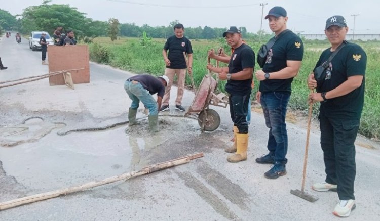 PW KOTI PP Riau Melakukan Aksi Sosial Dengan Melakukan Perbaikan Jalan Yang Berlubang