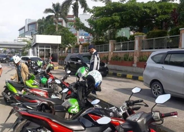 Minta Dishub Pekanbaru Tertibkan Parkir dihalte busway ilegal. Ada Rambu- Rambu Dilarang Parkir