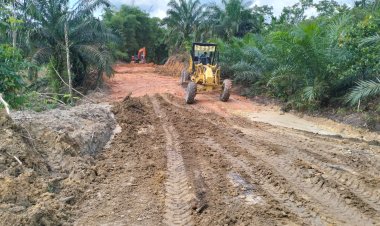 Kodim 0301/Pbr Ratakan Jalan Gunakan Grader Pada Pra TMMD ke 120