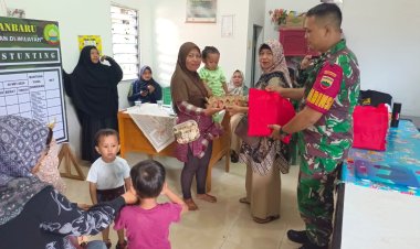 Bagikan Sembako Kepada Anak Stunting, Satgas TMMD Serda Feri Yona Sebut Semoga Bermanfaat 