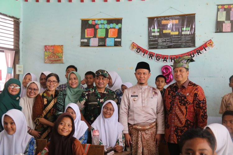 Wakili Dandim, Kasdim 0301/Pbr Hadiri Kunjungan Wamen PAN-RB ke SMPN 16 Pekanbaru
