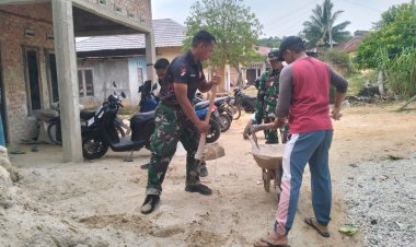 Satgas TMMD ke-127 Kodim 0301/Pbr Bersama Warga Kompak Angkut Pasir di Lokasi RTLH