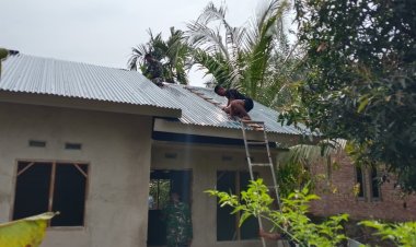 Satgas Pasang Perabung Atap RTLH, Senyum Ibu Sarianis Mulai Mengembang