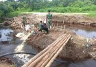 Kodim 0301/Pekanbaru Bersama Masyarakat Siapkan Lokasi Pengecoran Pondasi Jembatan