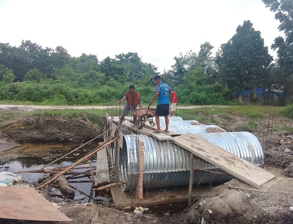 Personel Kodim 0301/Pbr Laksanakan Pengecoran Headwall dan Wing Wall Armco pada Pembangunan Jembatan Garuda Tahap I