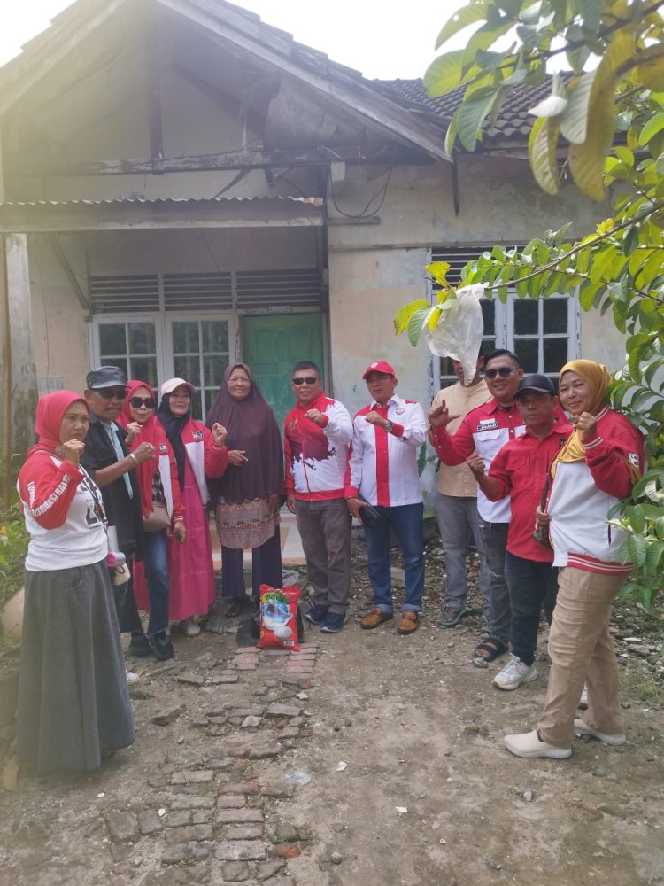 DPD LIRA Pekanbaru Jumat Berbagi Sembako Kepada Warga Di Kelurahan Sidomulyo Barat