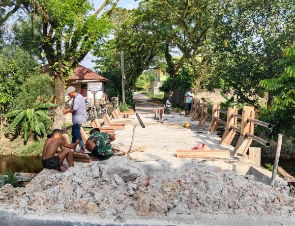 Pemasangan Railing Jadi Penanda Pembangunan Jembatan Garuda Beton Kian Mendekati Tahap Penyelesaian