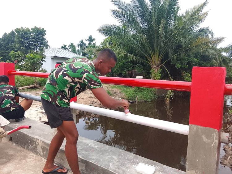 Setitik Demi Setitik Cat, TNI dan Warga Sempurnakan Jembatan Garuda Armco