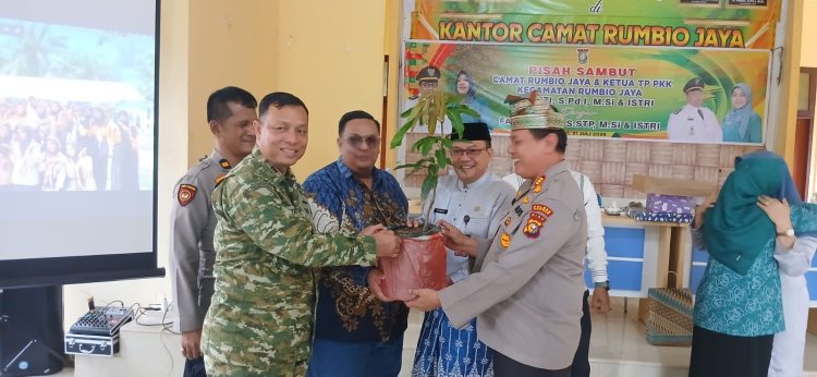 Pisah Sambut Camat Rumbio Jaya, Kapolsek Kampar Berikan Bibit Pohon Wujud Gerakan Green Policing
