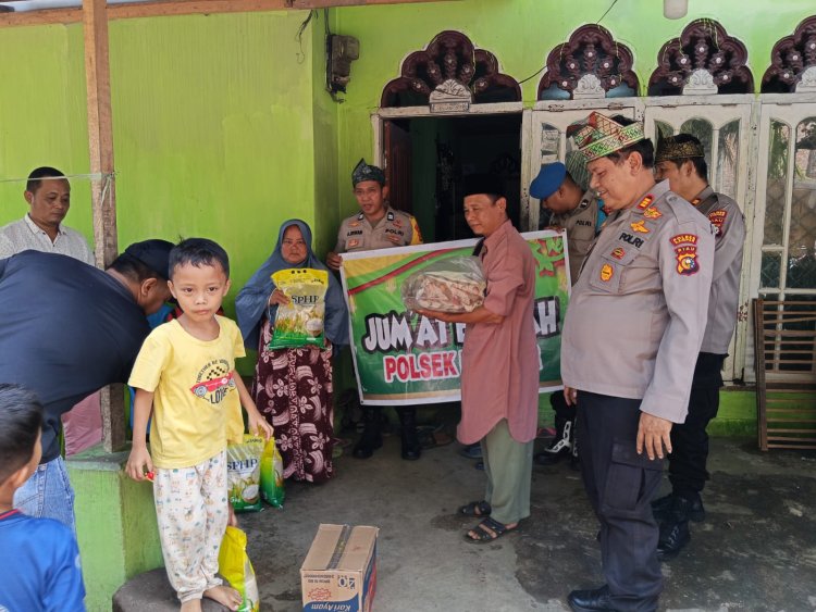 Jumat Barokah Polsek Kampar, Kapolsek Langsung Serahkan Bantuan ke Korban Kebakaran Desa Penyasawan