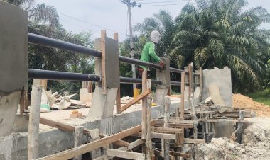 TNI dan Warga Bahu Membahu, Pembangunan Jembatan Garuda Terus Dikebut